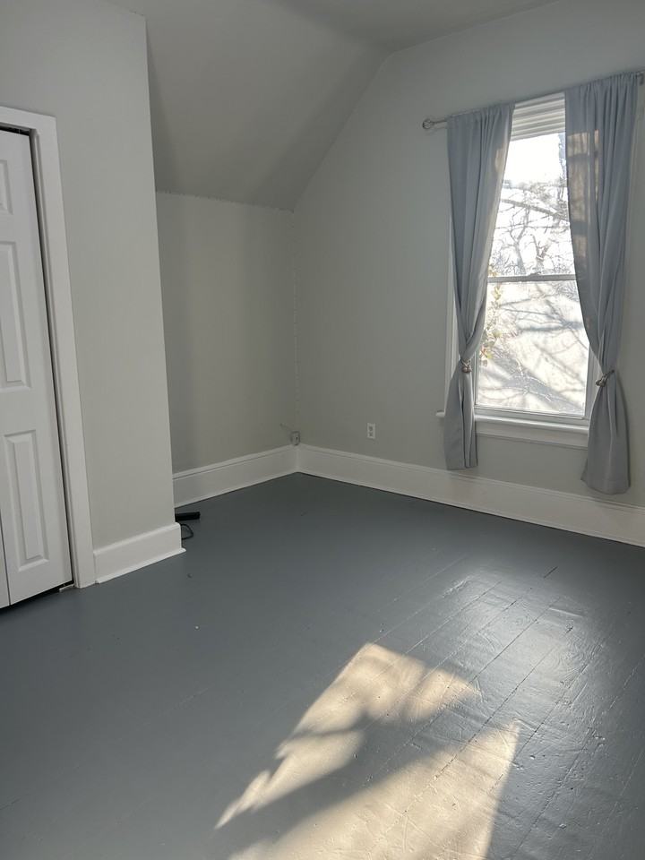 1421 Lakeshore Rd - Photo 5 of 10