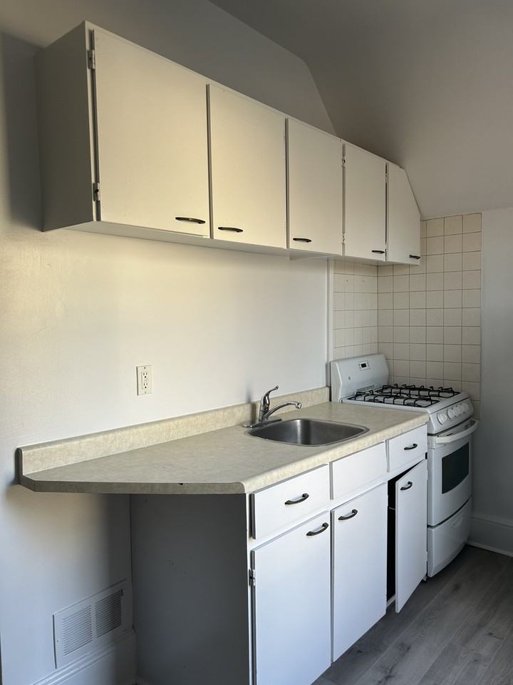 1421 Lakeshore Rd - Photo 6 of 10