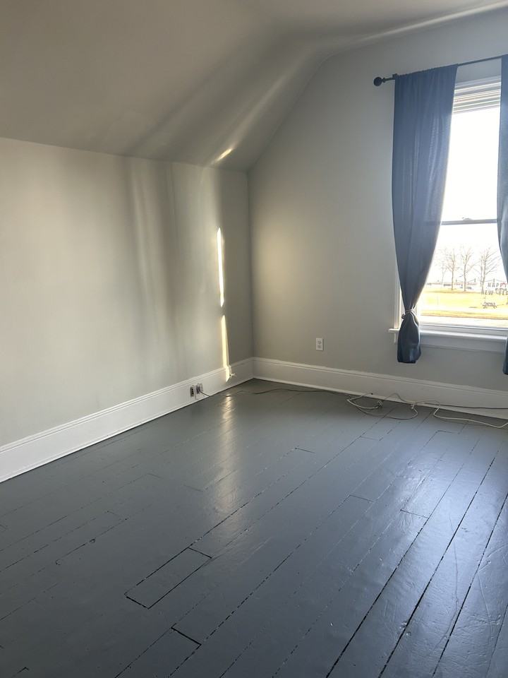 1421 Lakeshore Rd - Photo 7 of 10