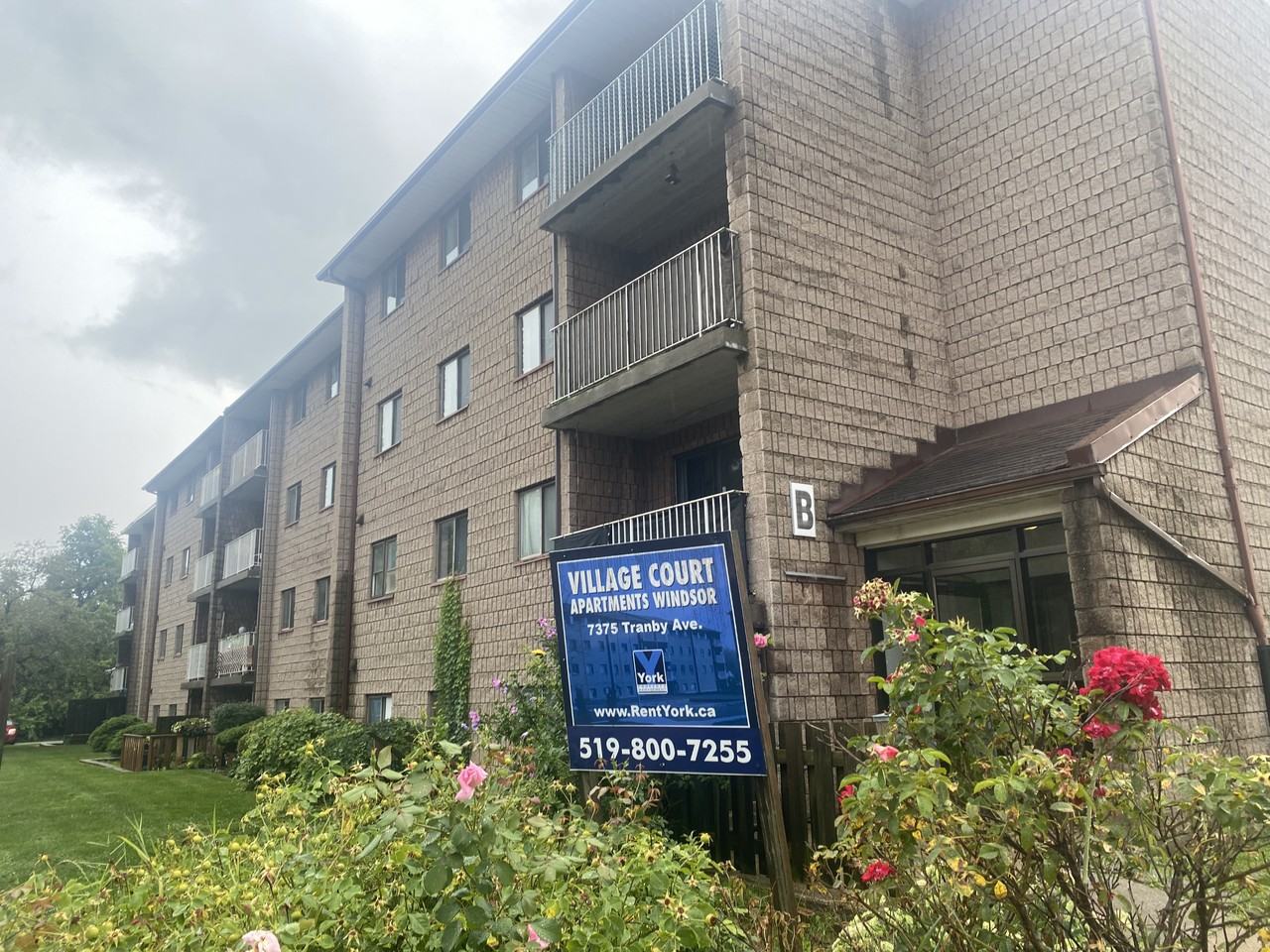 Village Court Apartments Windsor - Photo 2 of 11