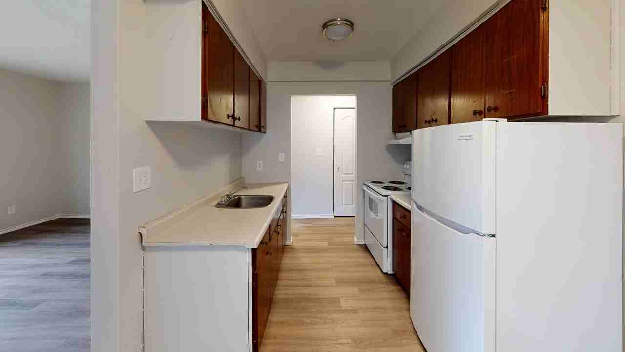 University Avenue Apartments - Photo 5 of 12