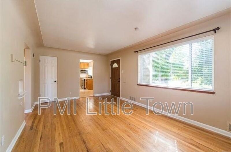 3622 Hudson St - Photo 3 of 8