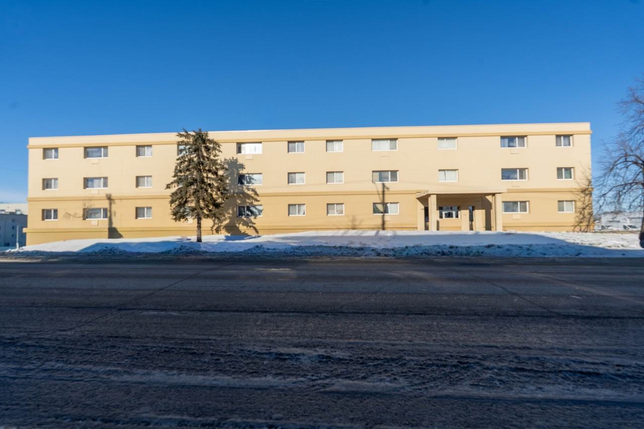 1077 Wellington Ave - Photo 3 of 14