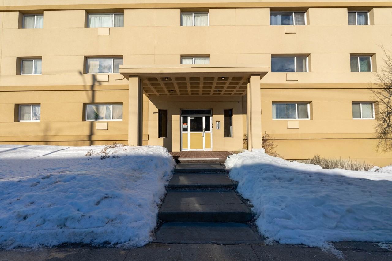 1077 Wellington Ave - Photo 4 of 14