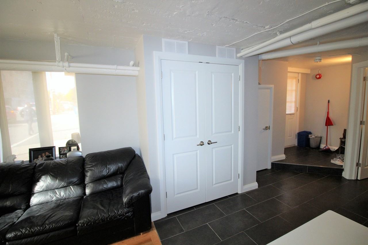 207 Charlotte Street - Photo 7 of 10