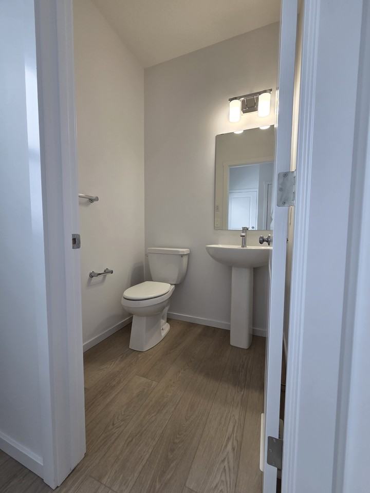 3648 213 St Main & Garage - Photo 3 of 14