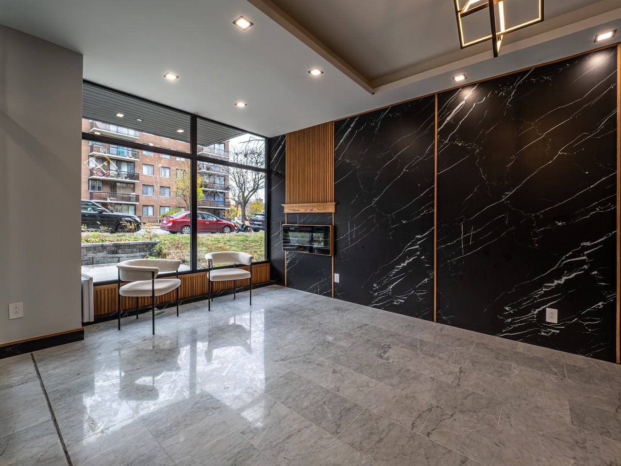 10355 Ave de Bois-de-Boulogne - Photo 2 of 10