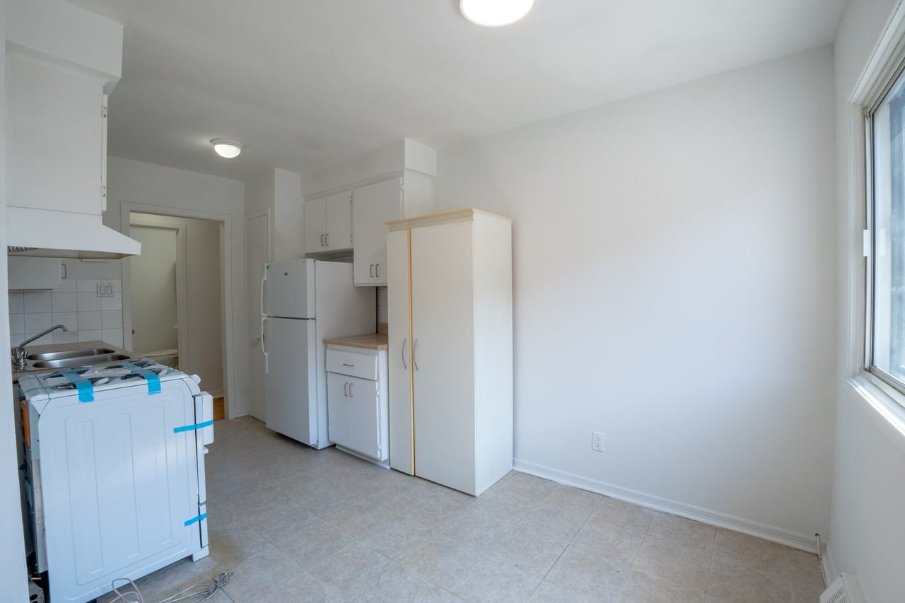 575 32e Avenue - Photo 2 of 9