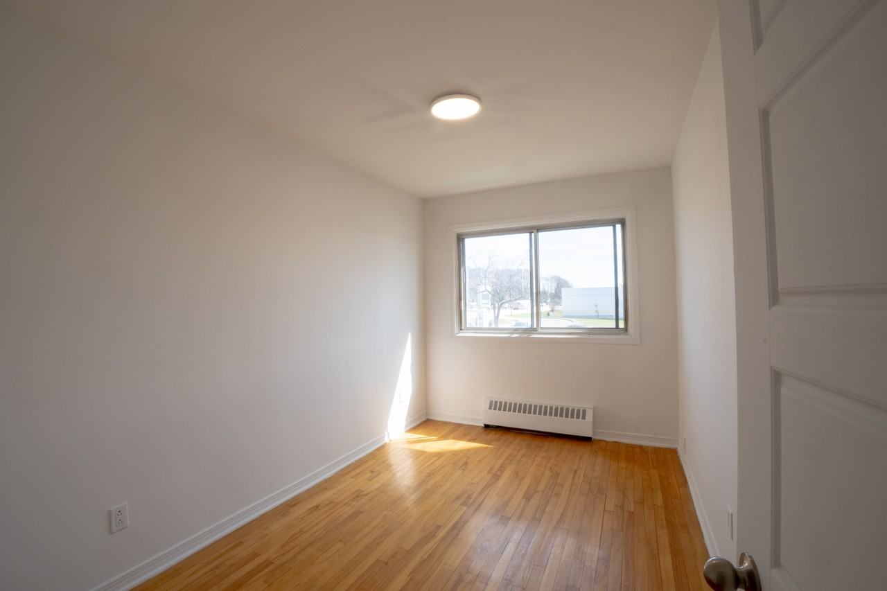 575 32e Avenue - Photo 5 of 9