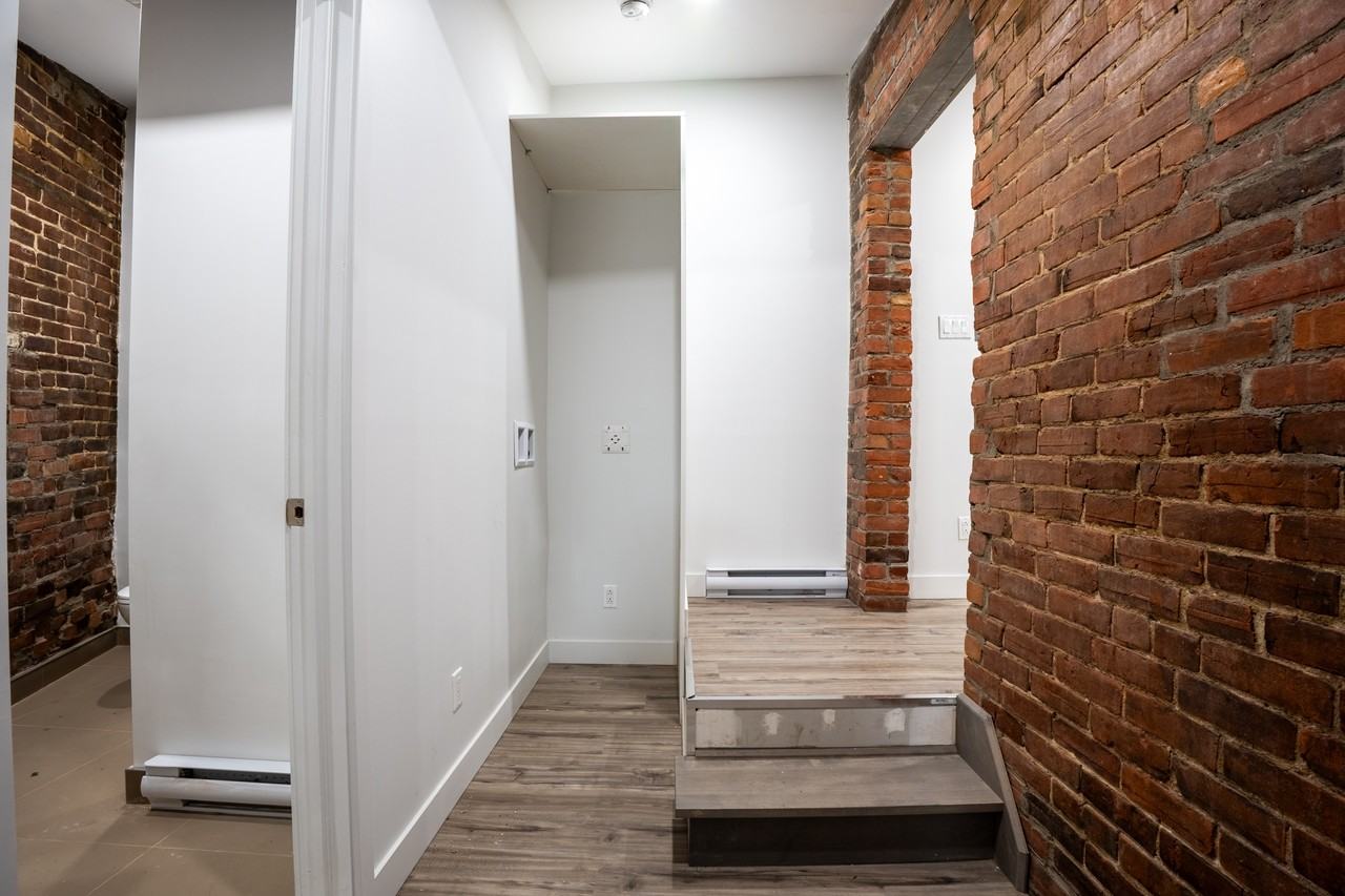 163 Ontario St E - Photo 3 of 10