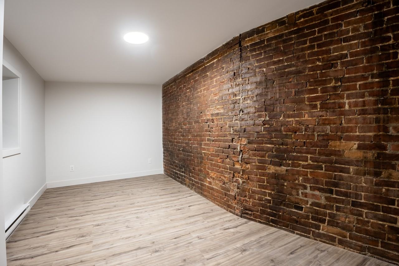 163 Ontario St E - Photo 6 of 10