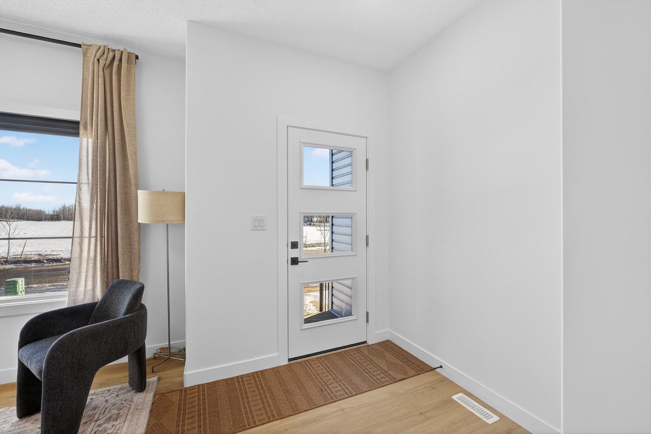 233 Pacific Drive Main Floor - Photo 4 of 28