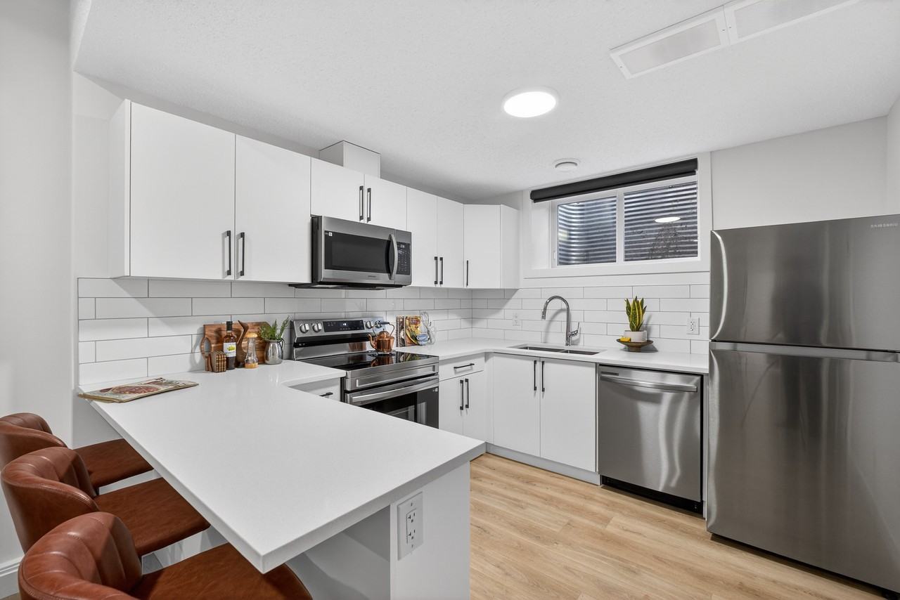 231 Pacific Dr Basement Suite - Photo 2 of 14