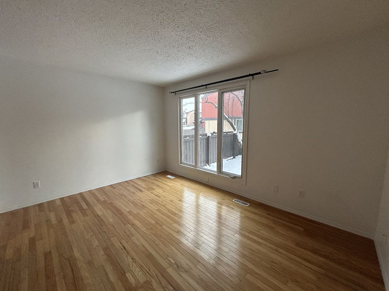 18253 84 Avenue Northwest, Edmonton, Alberta, Canada, T5T 1T7 - Photo 2 of 16