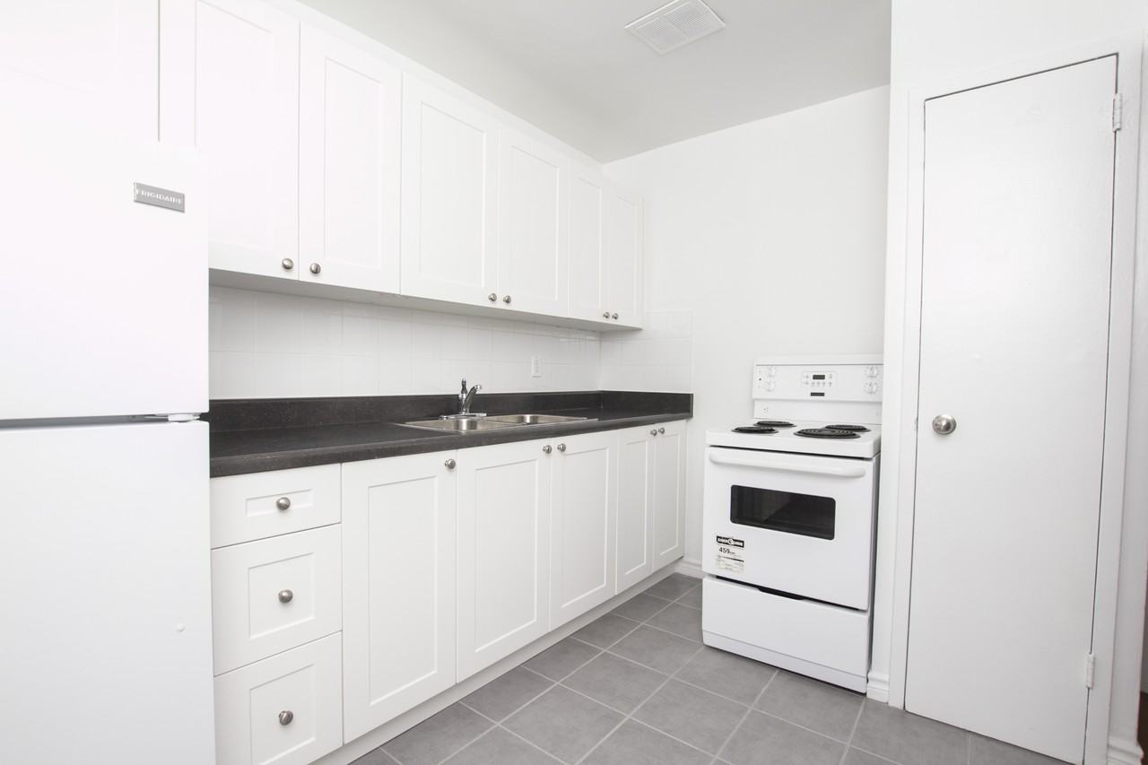 Churchill Court Apartments - Photo 2 of 8