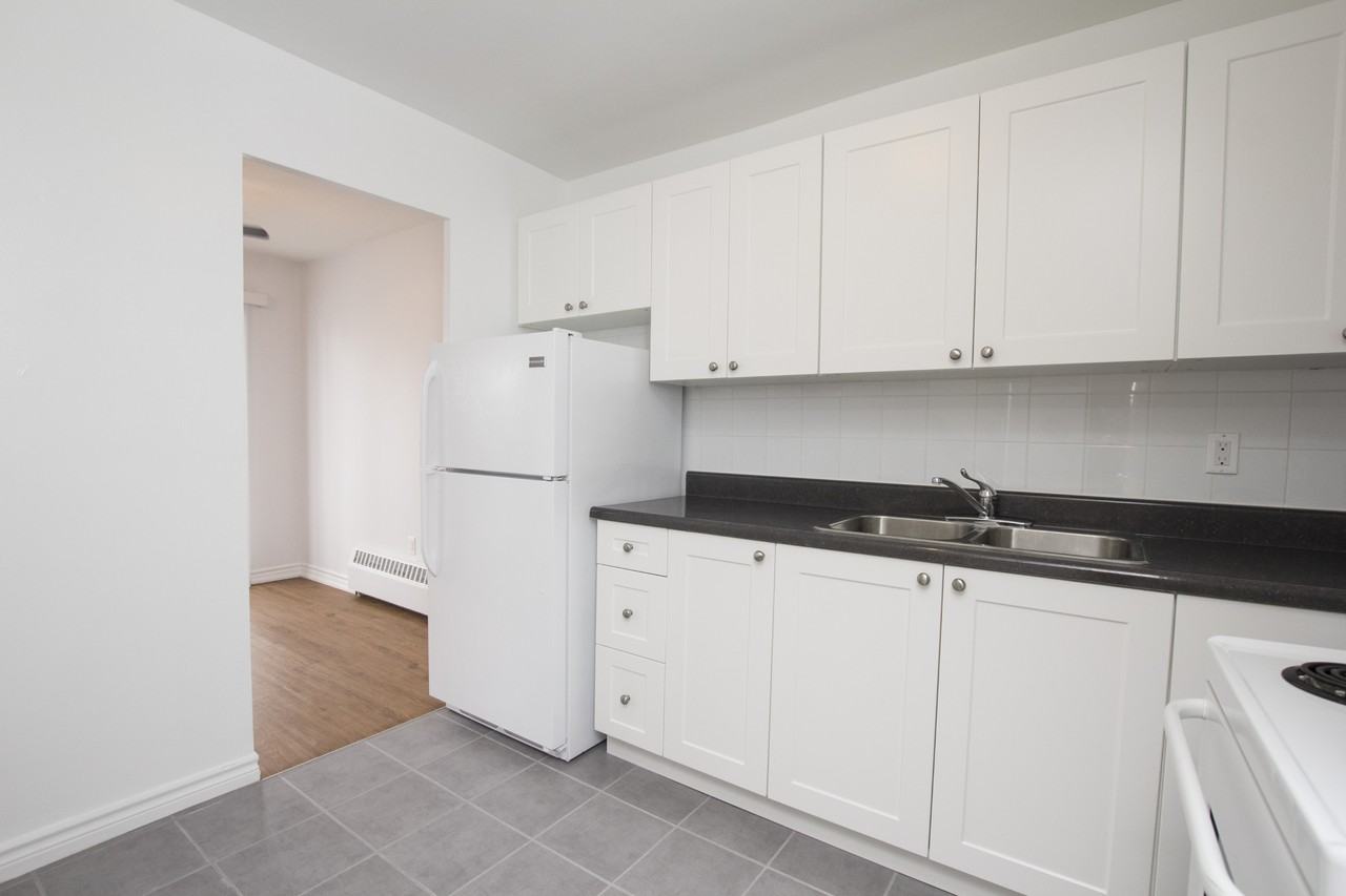 Churchill Court Apartments - Photo 3 of 8