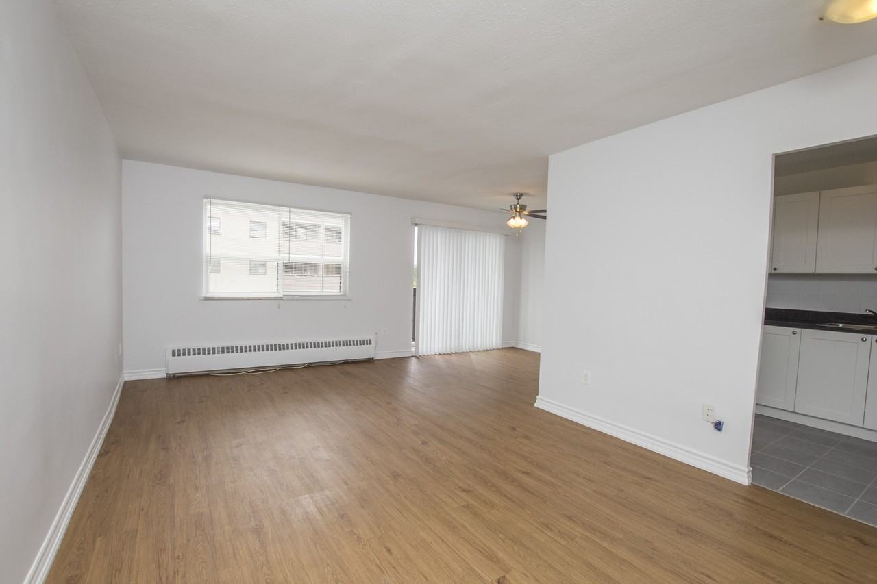 Churchill Court Apartments - Photo 5 of 8