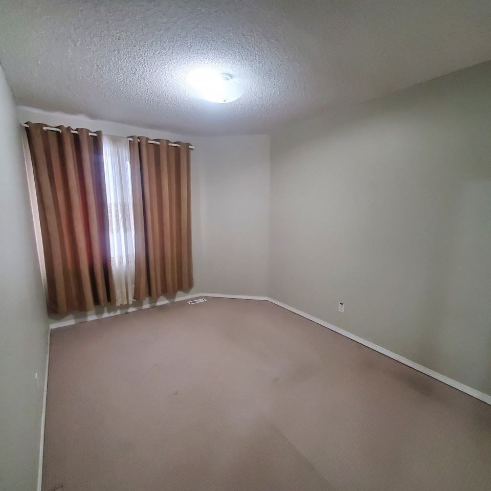 21 Akinsdale Gardens - Photo 5 of 10