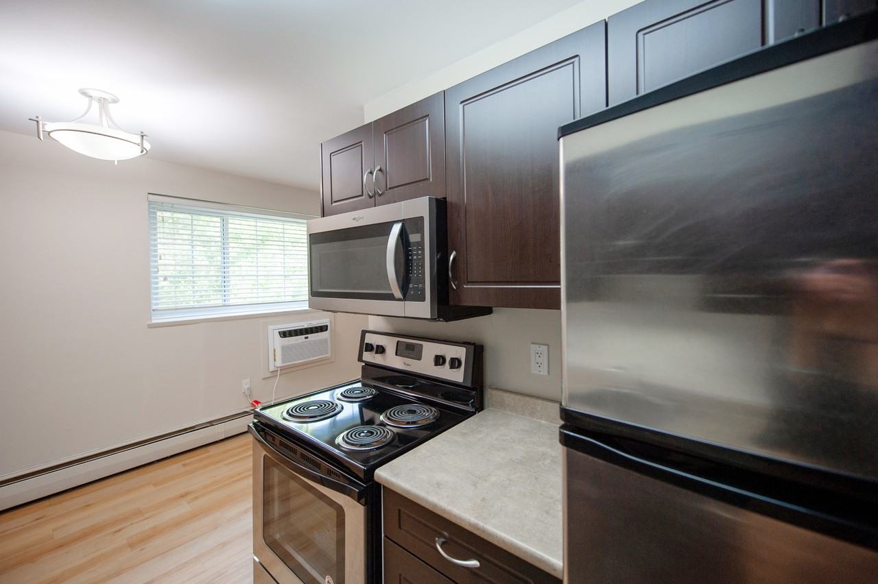 1080 Moncton Avenue - Photo 3 of 21