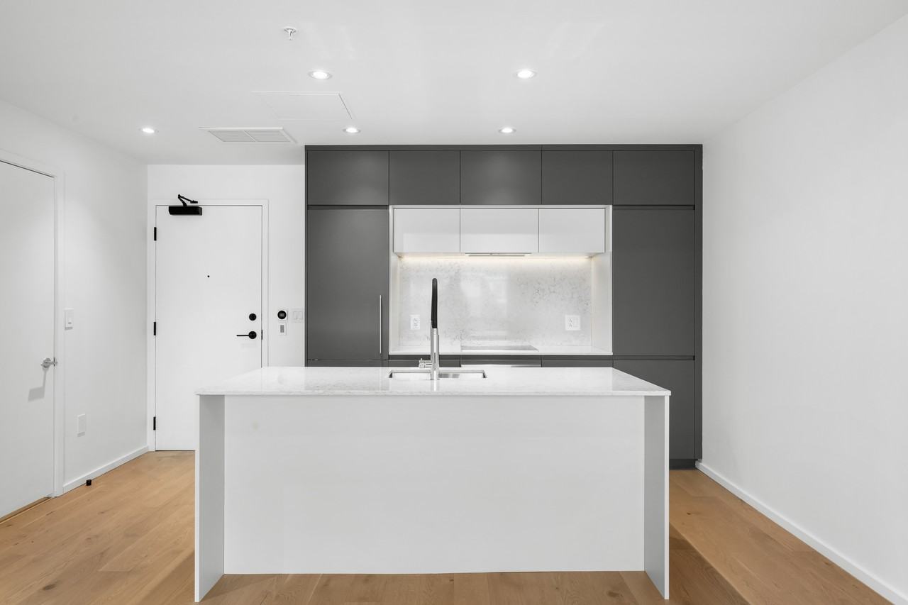 585 Glengarry, app. 208 - Photo 2 of 17
