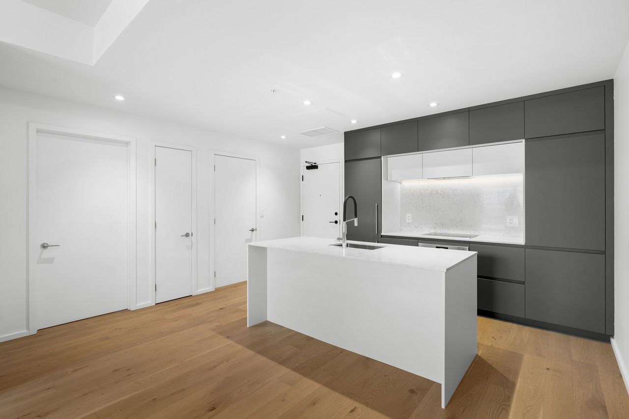 585 Glengarry, app. 208 - Photo 3 of 17