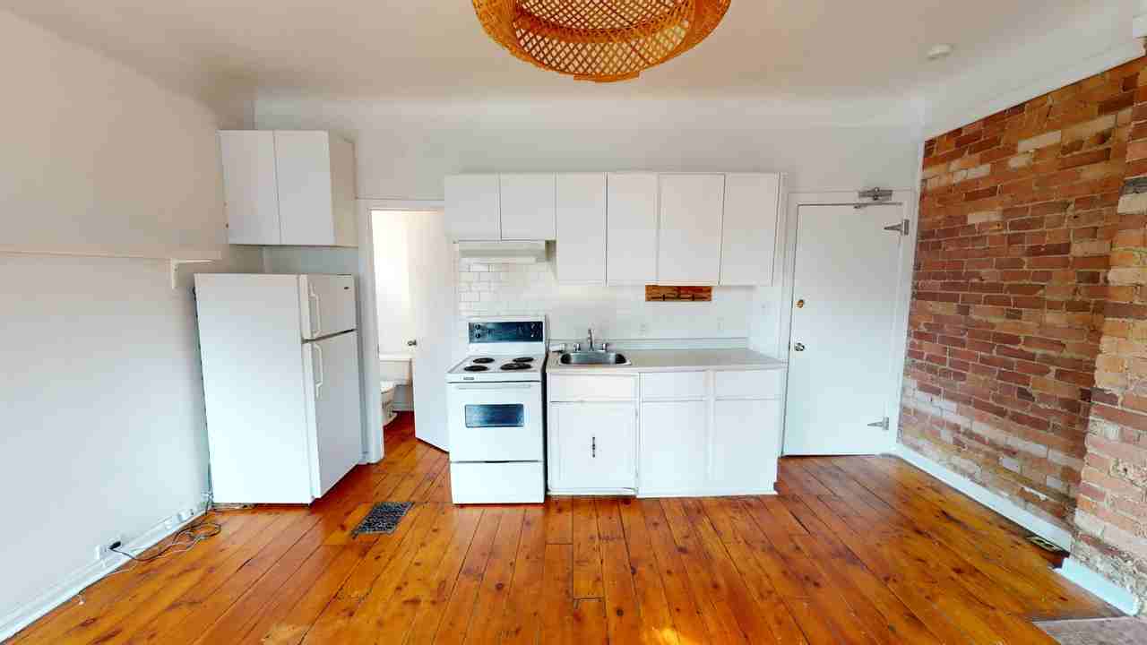 DOVERCOURT RD & COLLEGE ST - Photo 3 of 39