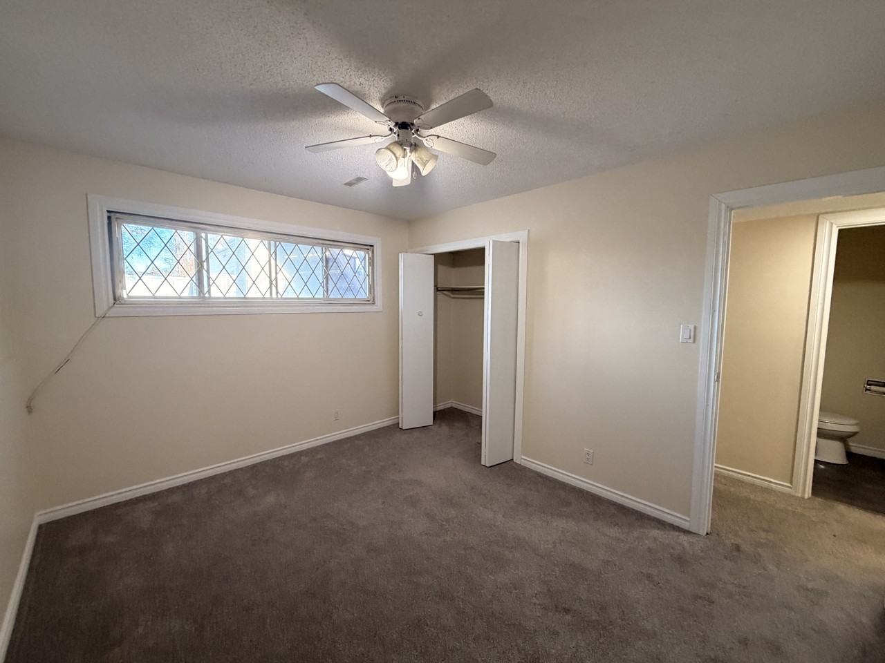 9510 128 Ave NW - Photo 4 of 12