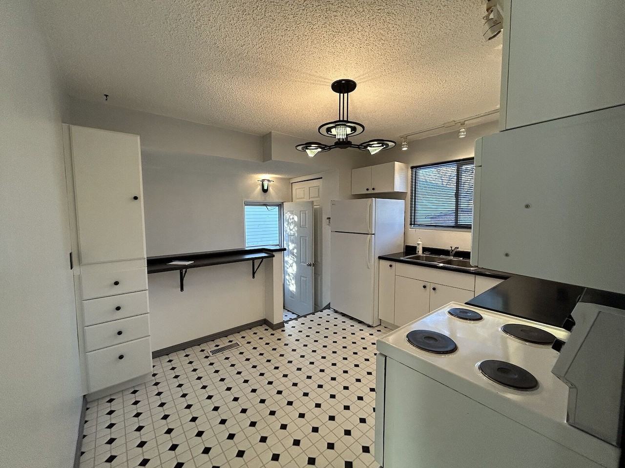 10516 128 Avenue Northwest, Edmonton, Alberta, Canada, T5E 0J3 - Photo 2 of 15