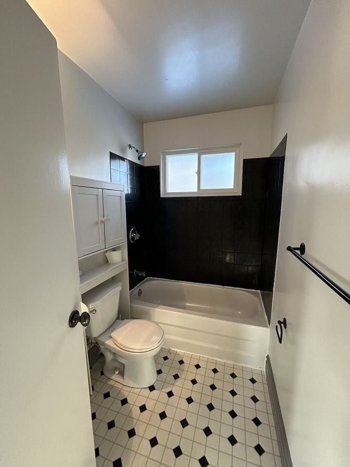 10516 128 Avenue Northwest, Edmonton, Alberta, Canada, T5E 0J3 - Photo 5 of 15