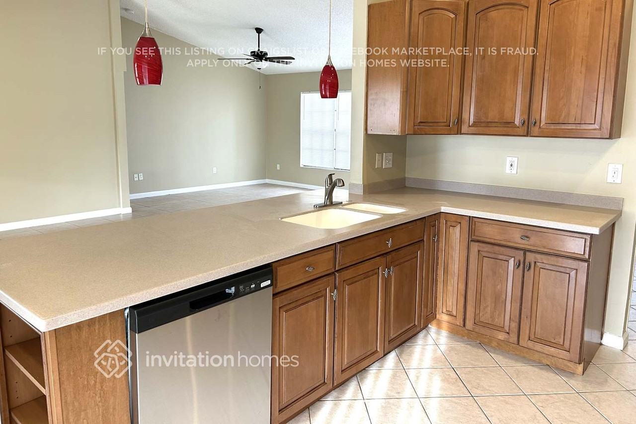 1410 Sw 3rd Ave - Photo 4 of 17