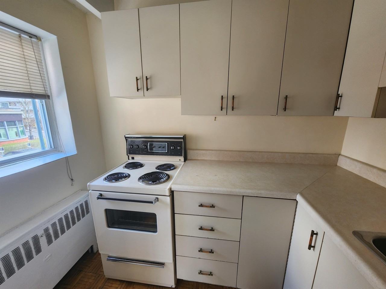 161 Somerset Street West - Photo 4 of 6