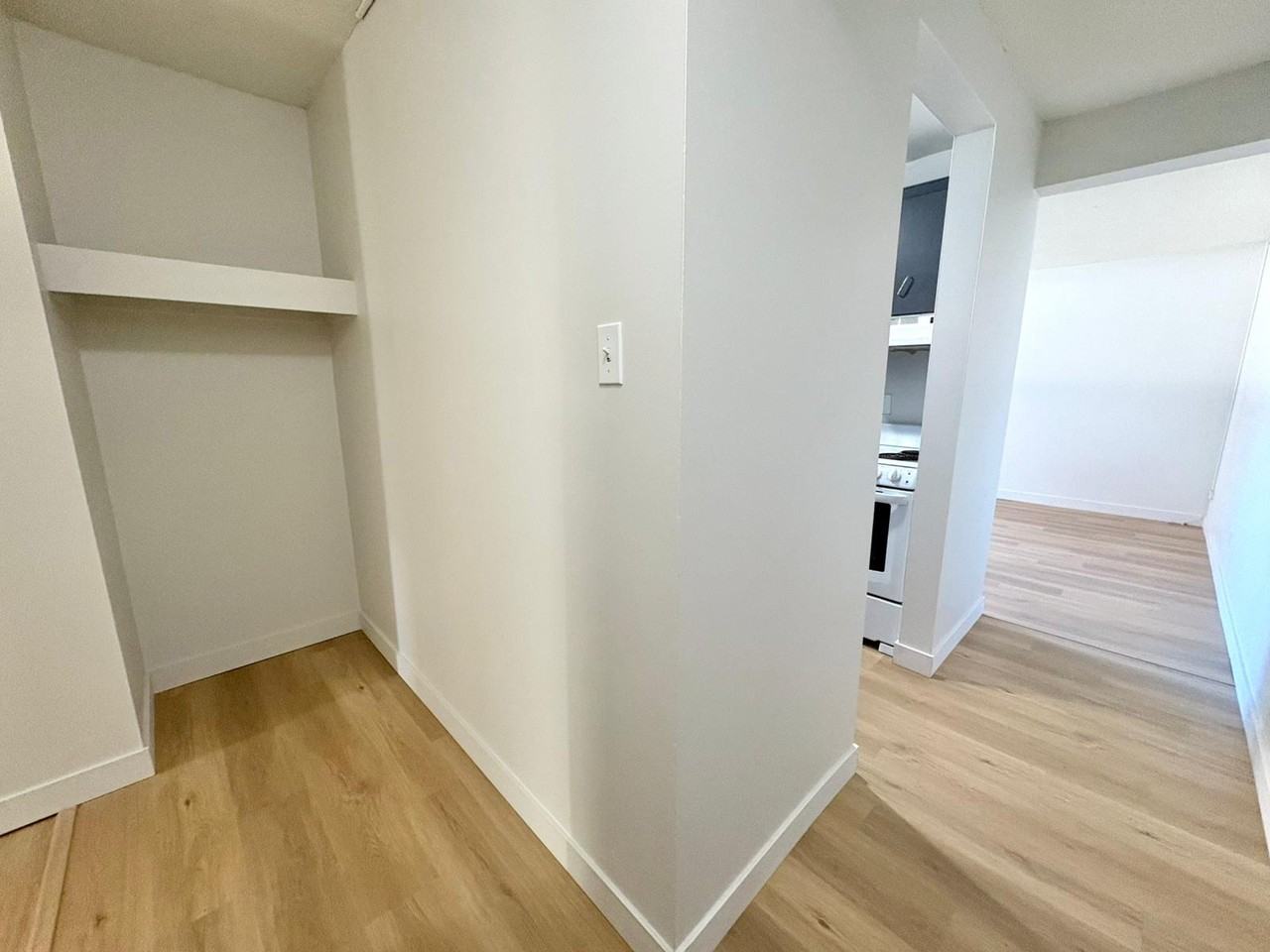 Whyte Pine Manor - Photo 6 of 23