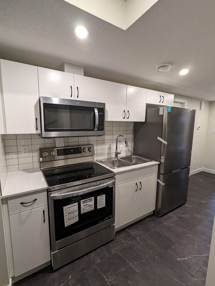 15661 18 Avenue, Down , Edmonton, Alberta, Canada, T6W 5C2 - Photo 3 of 8