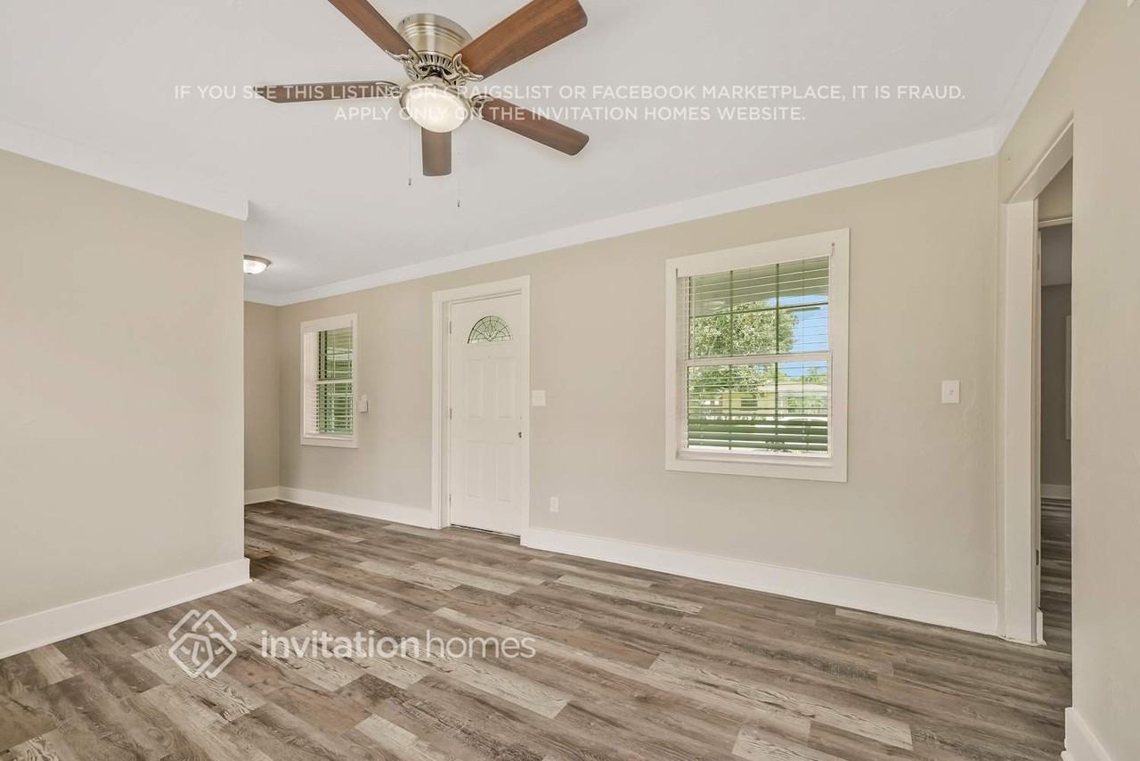 450 Iris Rd - Photo 4 of 27