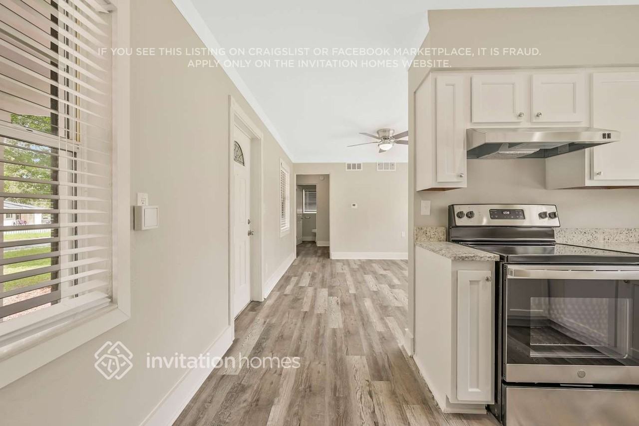 450 Iris Rd - Photo 7 of 27