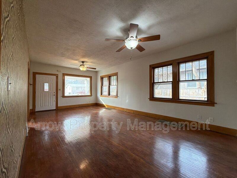 5318 Stockwell St - Photo 2 of 21