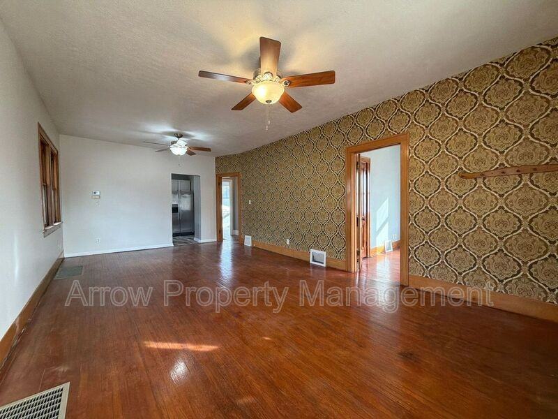 5318 Stockwell St - Photo 3 of 21