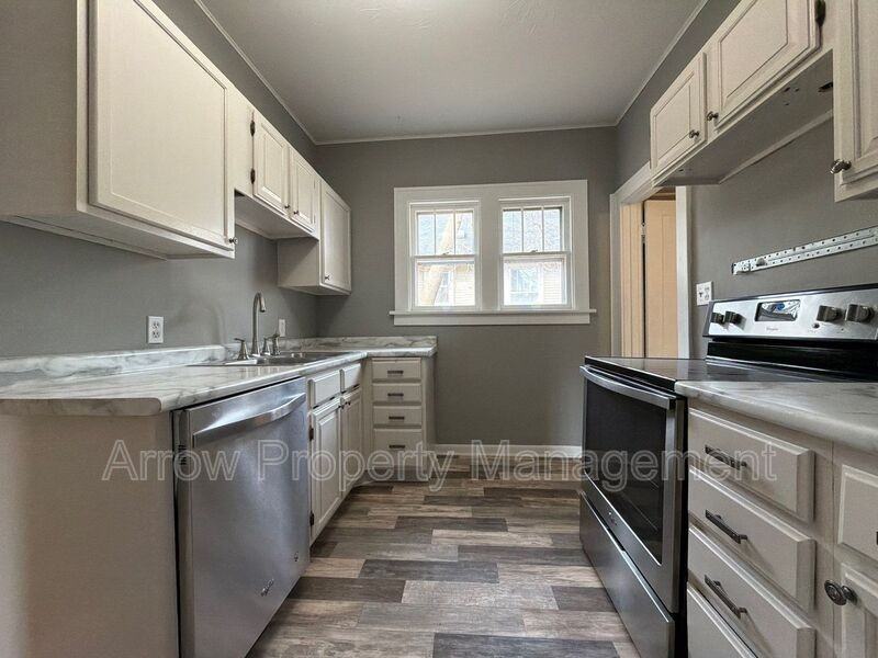 5318 Stockwell St - Photo 4 of 21