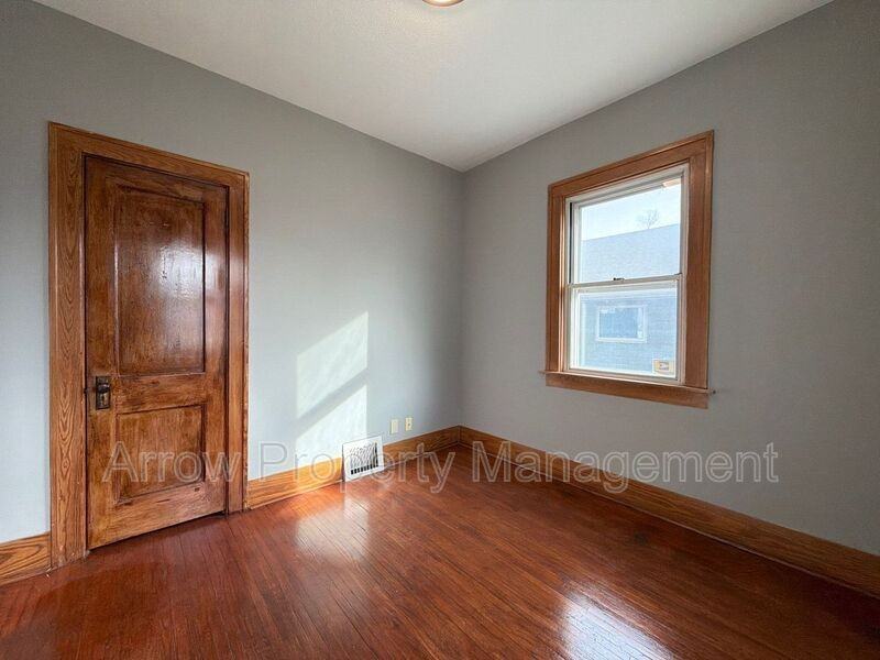 5318 Stockwell St - Photo 5 of 21