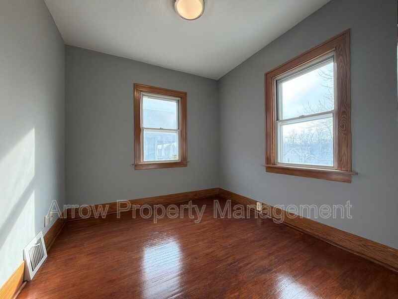 5318 Stockwell St - Photo 6 of 21