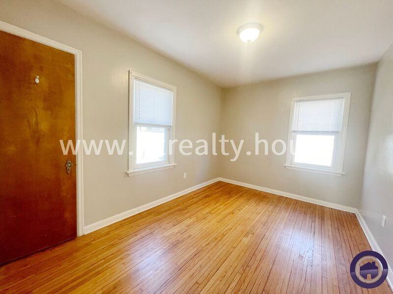 3509 Douglas Rd - Photo 4 of 15