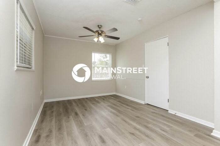 1602 Lindale Ave - Photo 7 of 16