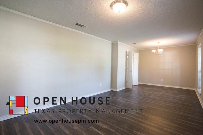 1922 Robin Meadow Dr - Photo 2 of 14