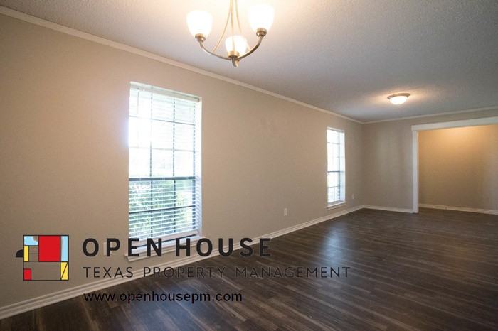 1922 Robin Meadow Dr - Photo 3 of 14