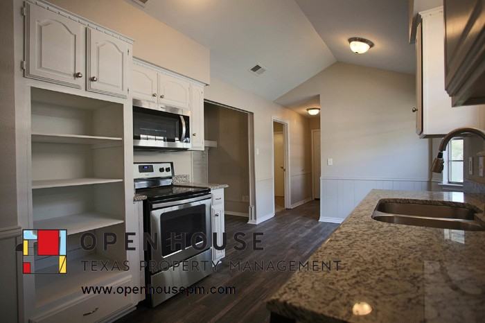 1922 Robin Meadow Dr - Photo 4 of 14