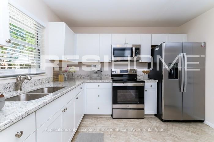 9483 Bayside Ct - Photo 3 of 19