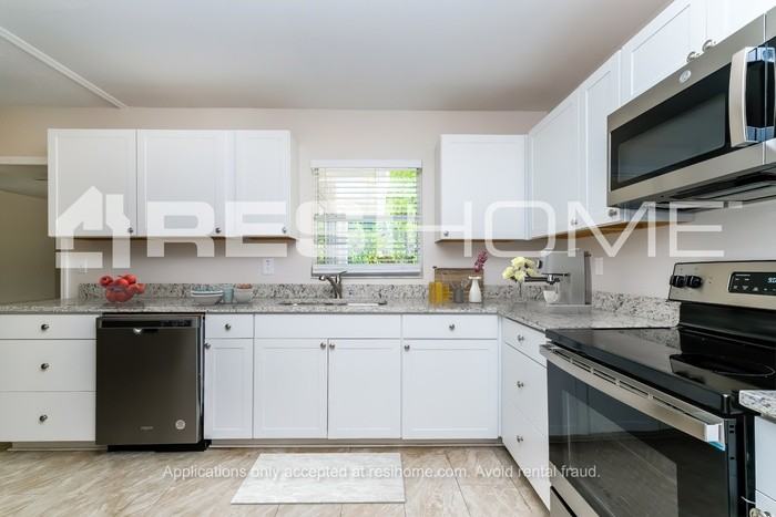 9483 Bayside Ct - Photo 4 of 19