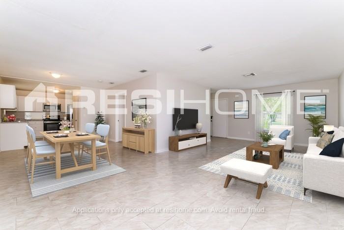 9483 Bayside Ct - Photo 5 of 19