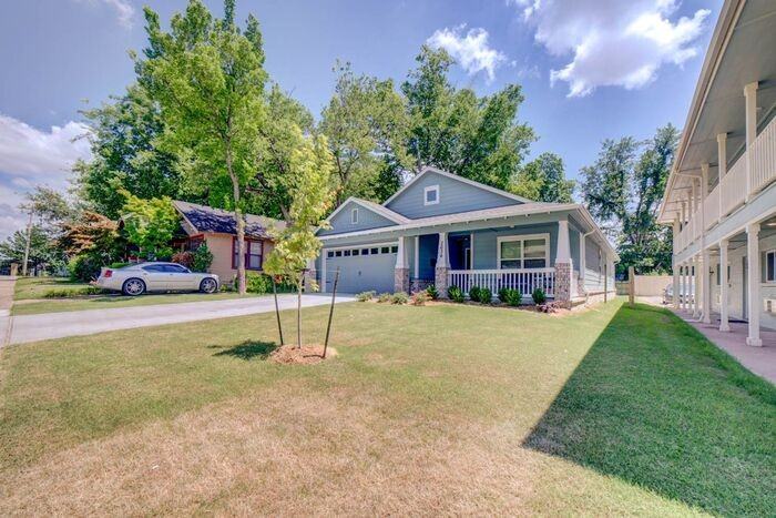 2634 E 8th St - Photo 3 of 33