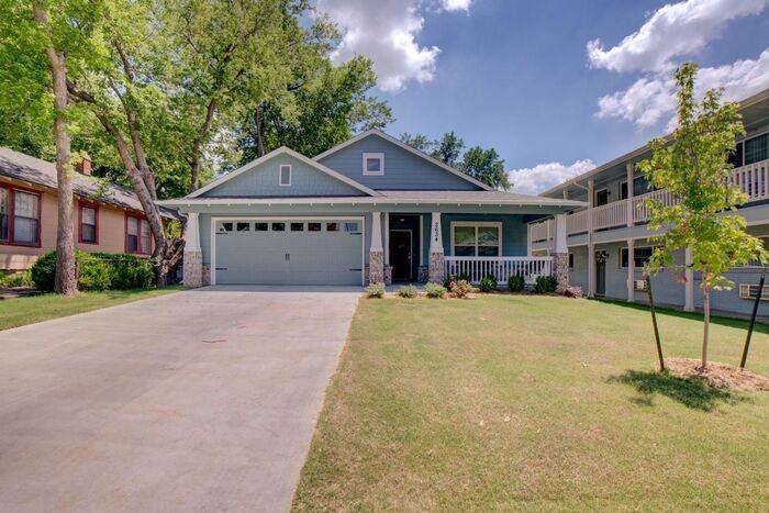 2634 E 8th St - Photo 4 of 33